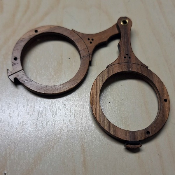 Mittelalterliches Brillengestell aus Holz