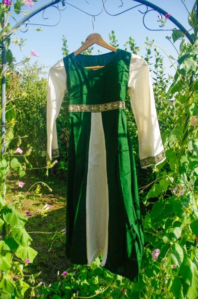 Einzelstück Mädchenkleid grün mit Borten