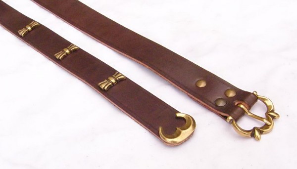 Hochmittelalter Ledergürtel mit Riemenende und Ziernieten, 3,0 cm breit