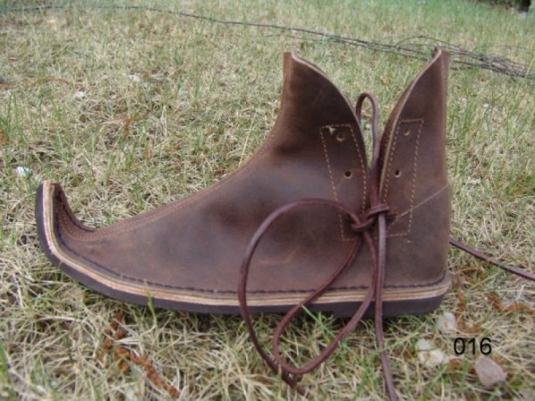 Schnabelschuh aus Nubukleder braun - Mittelalterliches Schuhwerk