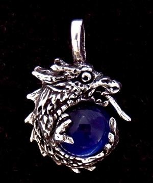 Drachen Amulett, Anhänger 'Drache Mundi mit blauer Kugel' aus Silber 925 - Mittelalter, Larp, Reenac