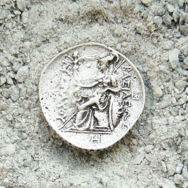 Antike griechische Münze, Beschlag silberfarben