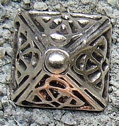 Silberfarbene Rüstungsniete UPPSALA - Keltischer Beschlag aus ZAMAK für Mittelalter- & LARP-Ausrüstu