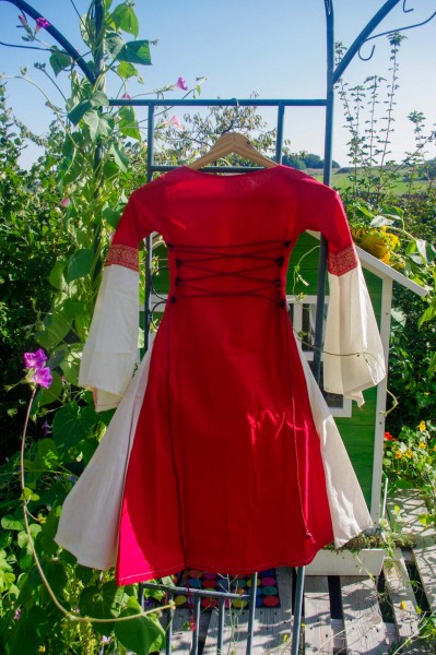 Einzelstück Mädchenkleid rot mit Borten