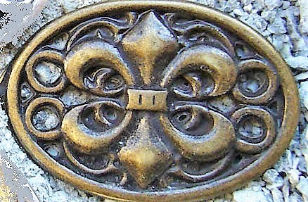 Wappen Fleur de Lys, altmessingfarbener Beschlag