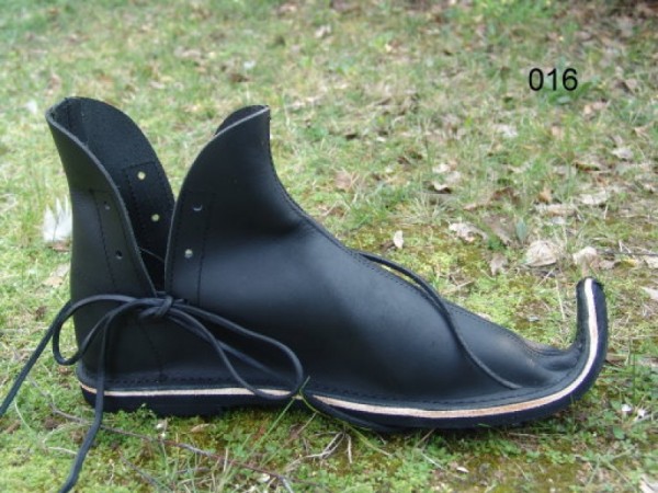 Schnabelschuh aus Nubukleder schwarz - Mittelalterliches Schuhwerk