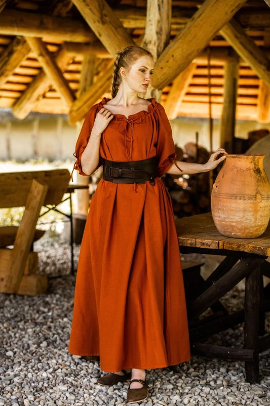 bodenlanges-kurzarmkleid-melisande-rost-2.webp