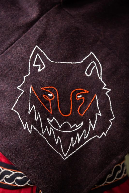 skjoldehamn-gugel-halfdan-braun-mit-wolfsstickerei~6.webp