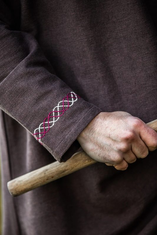 wikingertunika-freki-mit-handstickerei-braun~7.webp