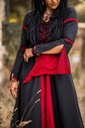 1740857894_kleid-mit-trompetenaermeln-larissa-schwarz-rot~2.webp