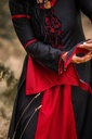1740857896_kleid-mit-trompetenaermeln-larissa-schwarz-rot~6.webp