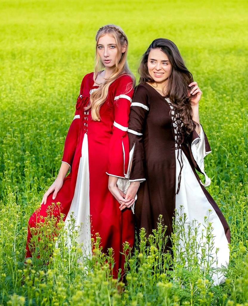 1740860182_kleid-mit-trompetenaermeln-larissa-rot-natur~3.webp