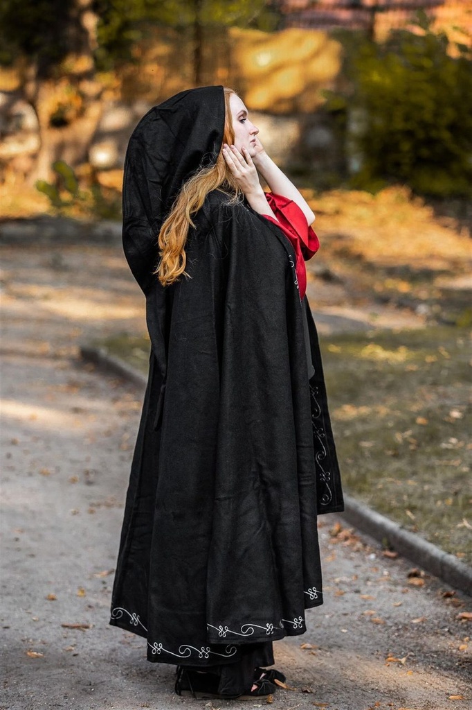 1741100775_wollumhang-mit-stickerei-alma-schwarz_1~12.webp