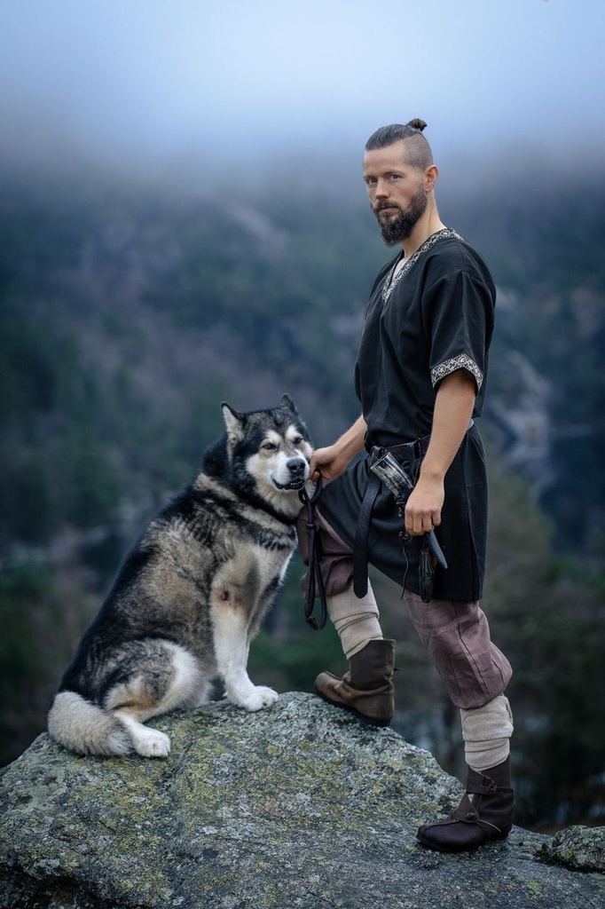 1741104103_wikinger-tunika-loki-schwarz-kurzarm~2.webp