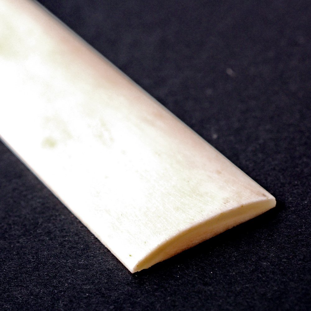 Knochenplatte / ~120 x 25 x 3 mm - rund 1
