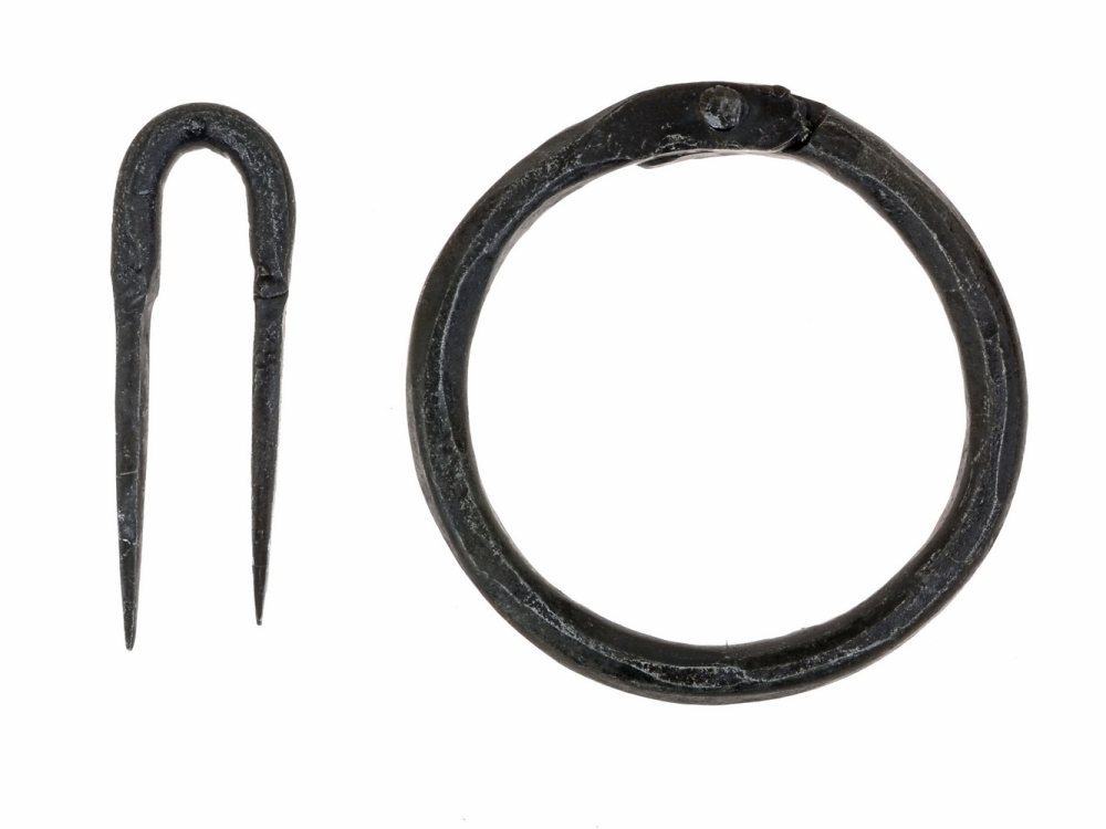 Mittelalterlicher Ring-Griff mit Krampe 1