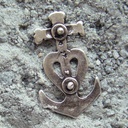 Kreuz-Herz-Anker, messingfarbener Symbol-Beschlag