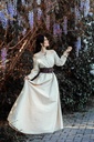 Bodenlanges Langarmkleid „Mechthild“ – Schlichte Eleganz in Hanffarben