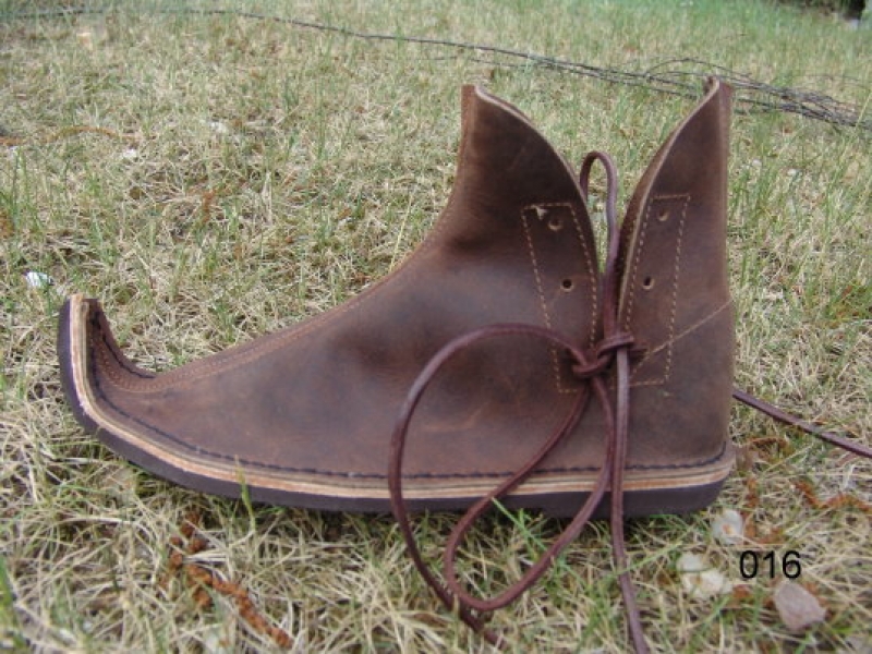 Schnabelschuh aus Nubukleder braun - Mittelalterliches Schuhwerk