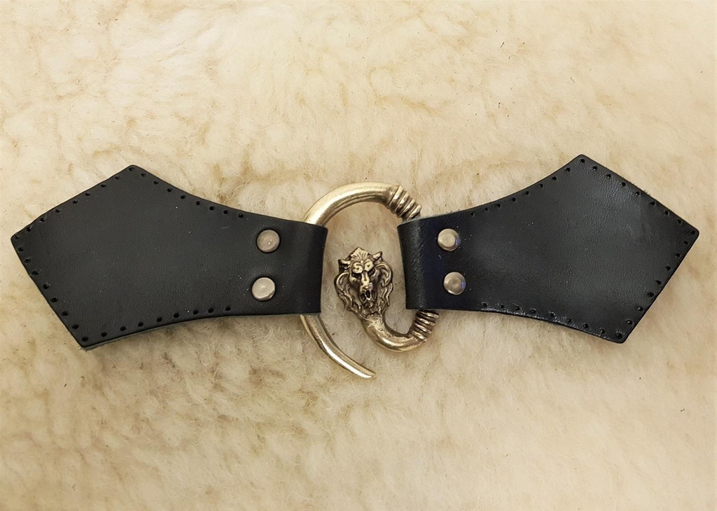 [31575-001] Löwenkopf-Verschluss messingfarben – Historischer Mantelverschluss mit Lederlaschen für LARP & Mittelaltergewandung (braun)