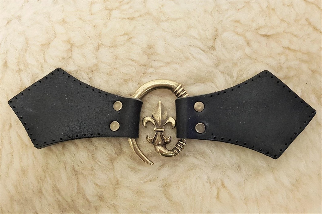 [31583-002] Lilien-Verschluss messingfarben mit Leder – Mittelalterlicher Hakenverschluss für Mantel & Umhang (braun)