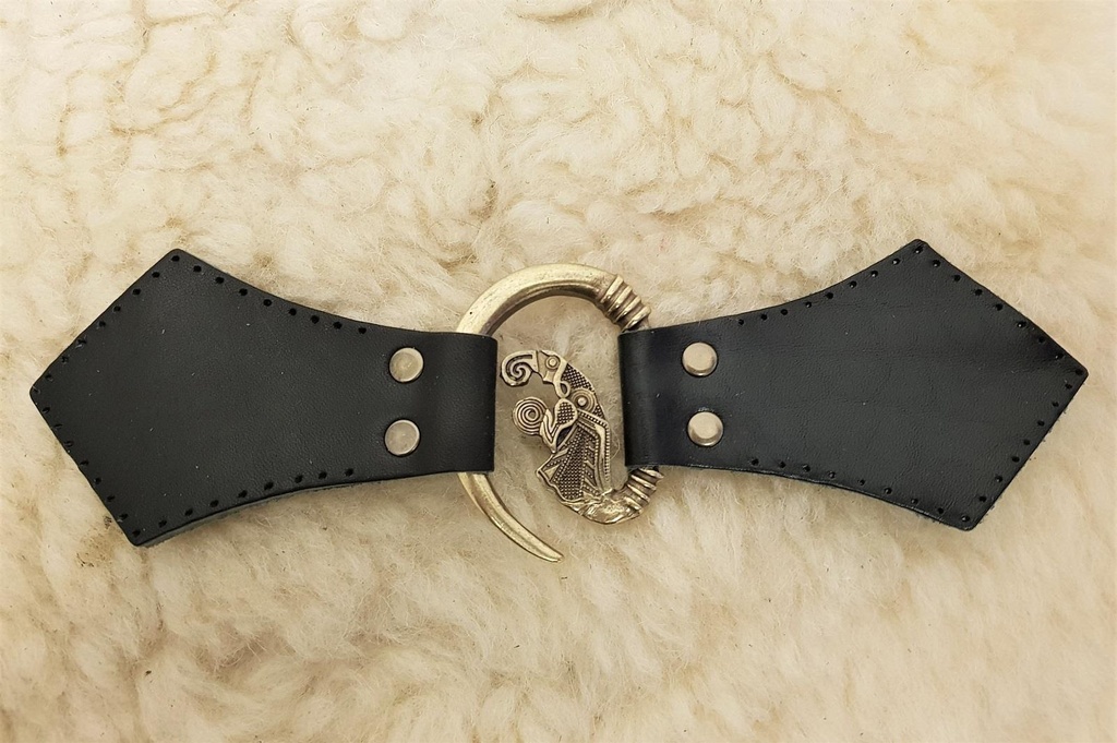 Hakenverschluss „Odins Rabe“ mit Leder – Messingfarbener Wikinger-Verschluss für Mantel & Umhang