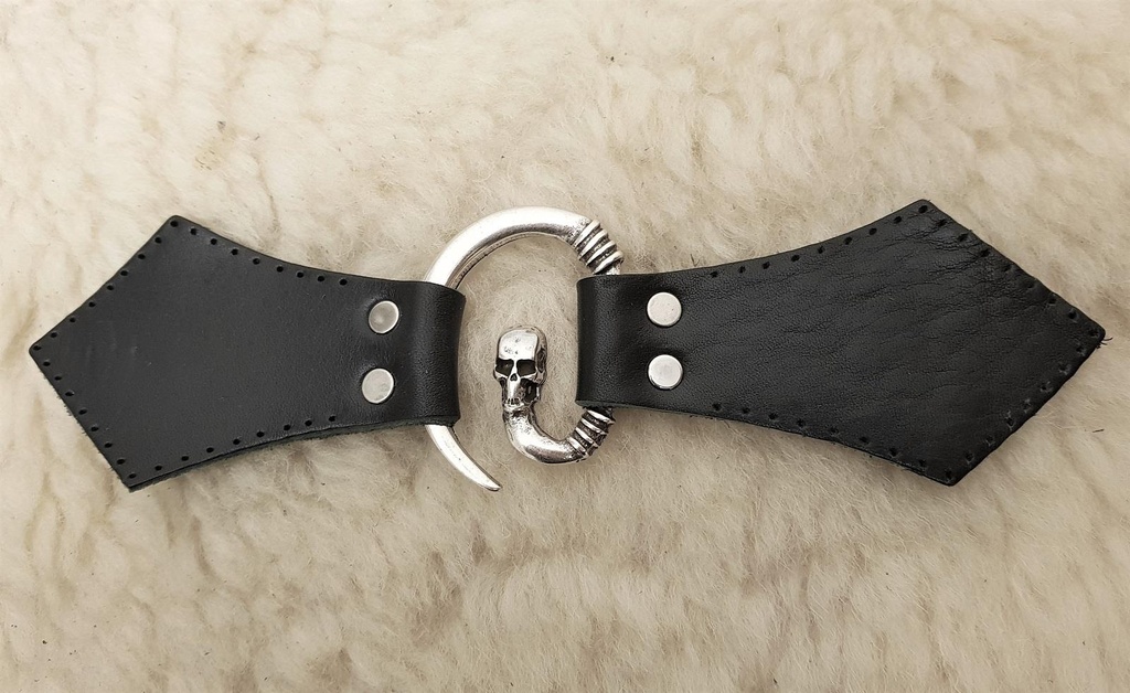 Totenkopf Leder aufnähbar genietet Mantelverschluss silberfarben