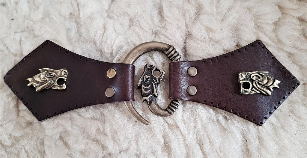 Drachenkopf-Mantel-Verschluß, altmessing, mit Befestigungsleder und Drachenkopf-Zierniete