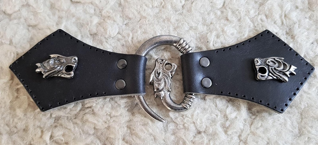 Drachenkopf-Mantel-Verschluß, eisenfarben, mit Befestigungsleder und Drachenkopf-Zierniete