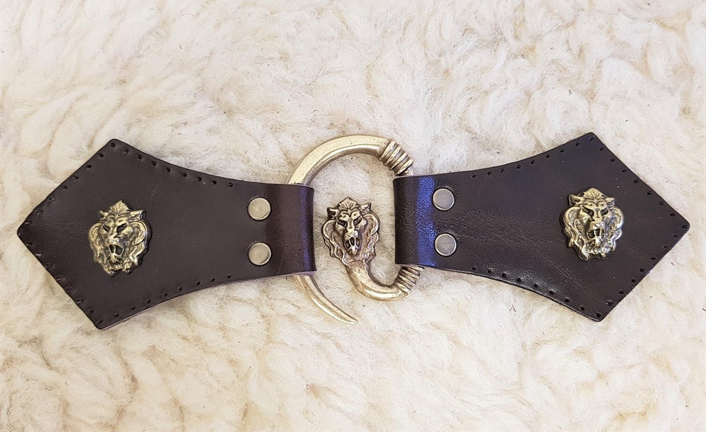 [34002-001] Löwenkopf-Verschluss+ messingfarben – Historischer Mantelverschluss mit Löwen-Ziernieten & Vollrindleder für LARP & Mittelalter (braun)