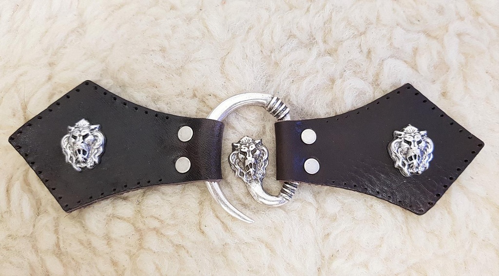 Löwenkopf-Verschluss+ silberfarben – Historischer Mantelverschluss mit Ziernieten & Vollrindleder für LARP & Mittelaltergewandung