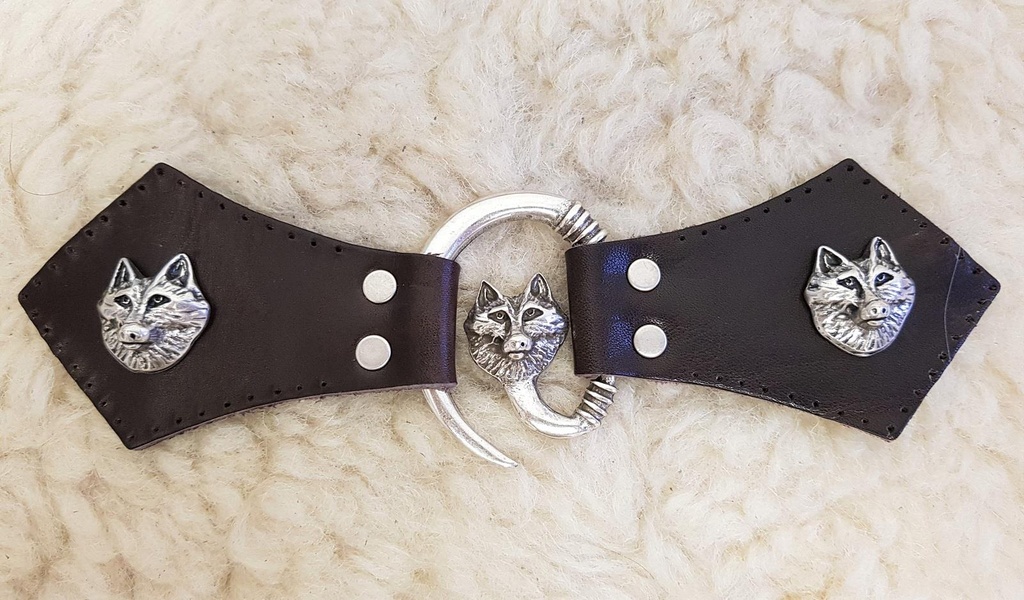 [34004-001] Wolfskopf Mantel-Verschluß, silbern mit Befestigungsleder mit Wolf-Ziernieten (braun)