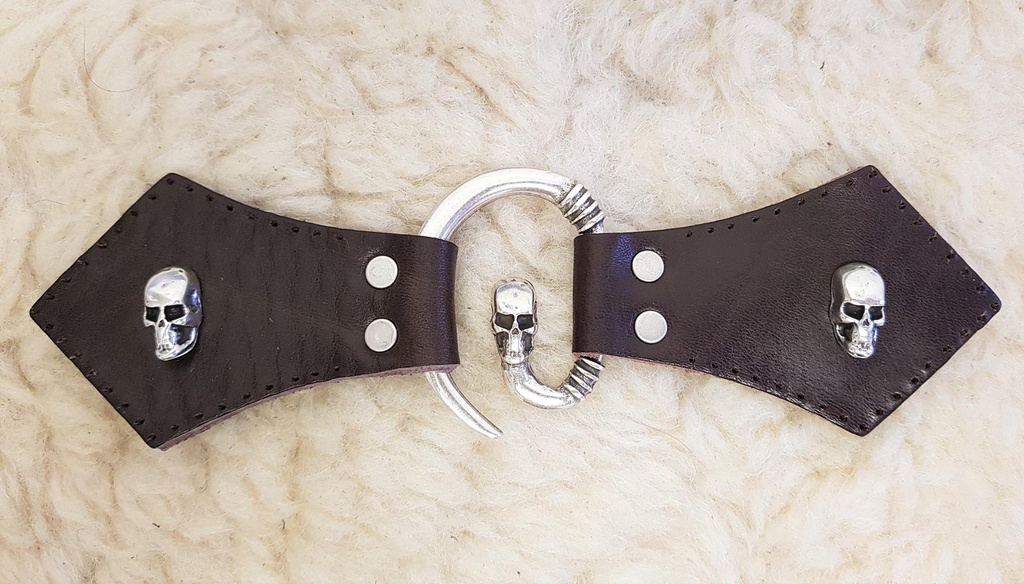 Totenkopf Mantel-Verschluß, silbern mit Befestigungsleder mit Totenkopf-Ziernieten