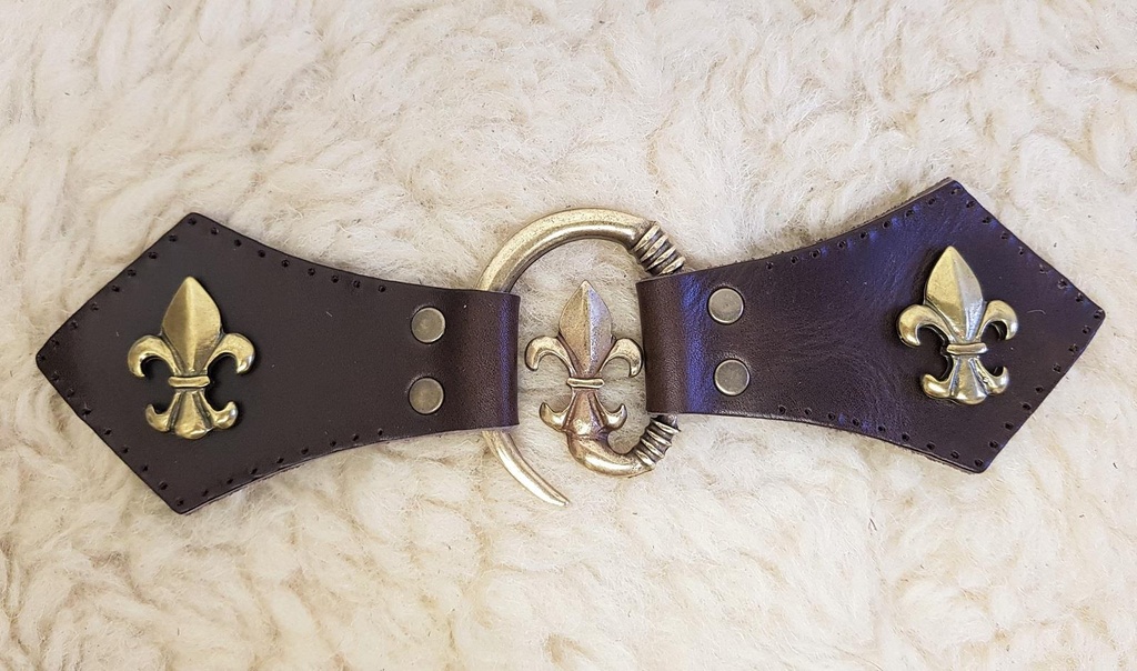 [34009-001] Lilien-Verschluss+ messingfarben – Mittelalterlicher Mantelverschluss mit 2 Ziernieten & Vollrindleder (barun)