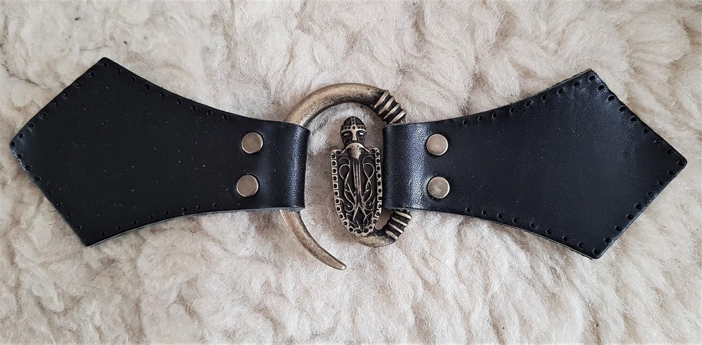 Ritter-Verschluss – Altmessingfarbener Mittelalter-Haken mit Lederriemen und Schildmotiv