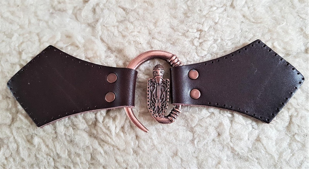 [34020-001] Ritter-Verschluss – Kupferfarbener Mantelverschluss mit Lederriemen & Schildmotiv (braun)