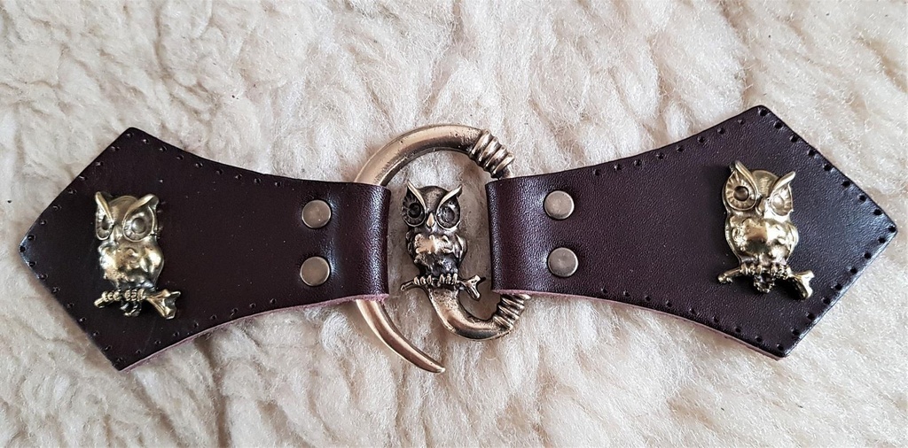 [34023-001] Eulen-Verschluss mit Ziernieten – Messingfarbener Umhanghaken mit Leder für Mittelalter, LARP & Wikinger-Darstellung (braun)