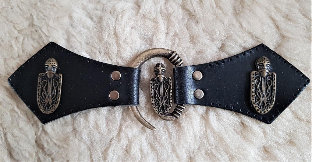 [34059-001] Ritter-Verschluss mit Wikinger-Ziernieten – Altmessingfarbener Mantelverschluss mit Vollrindleder (braun)