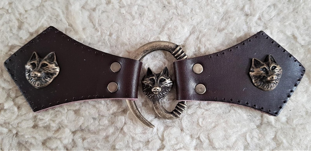 [34061-001] Wolfskopf Mantel-Verschluß, altmessing mit Befestigungsleder mit Wolf-Ziernieten (braun)