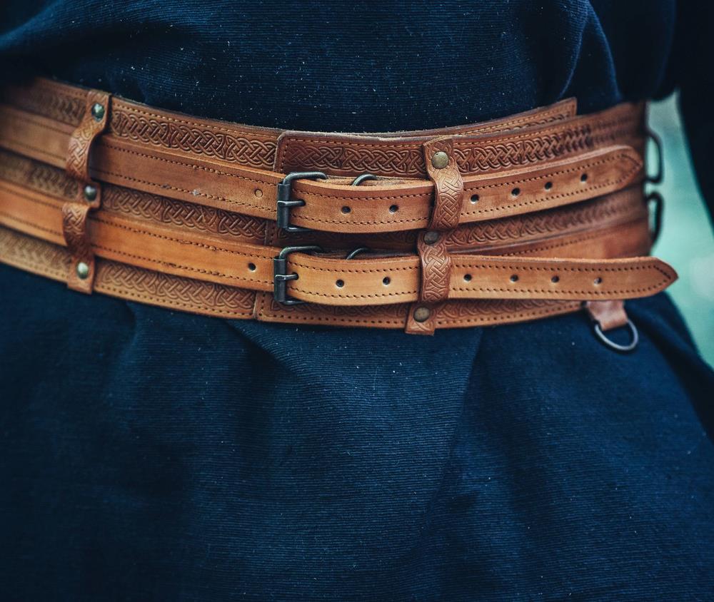 [35301-001] Robuster Wikinger-Gürtel "Anike" aus Leder in Cognacbraun – Handgefertigter Mittelaltergürtel mit keltischen Verzierungen (S 100 cm)