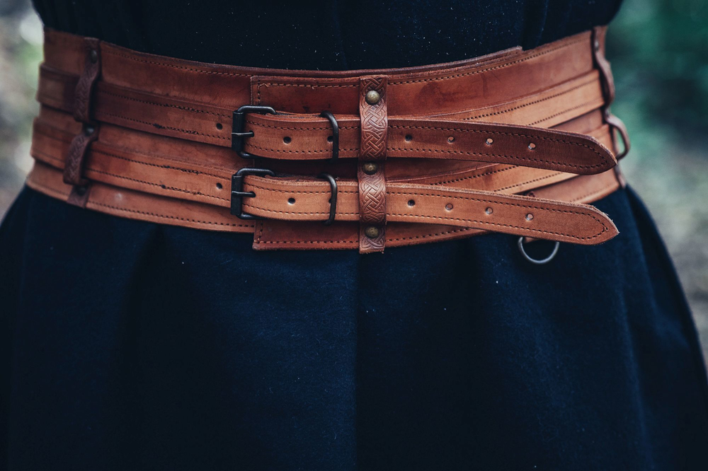 Robuster Wikinger-Gürtel "Sif" aus Leder in Cognacbraun mit keltischen Verzierungen 
