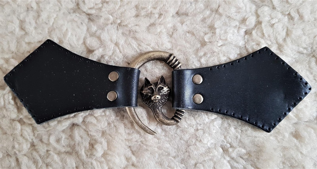 [35650-001] Wolfskopf Mantel-Verschluß, altmessing mit Befestigungsleder (braun)