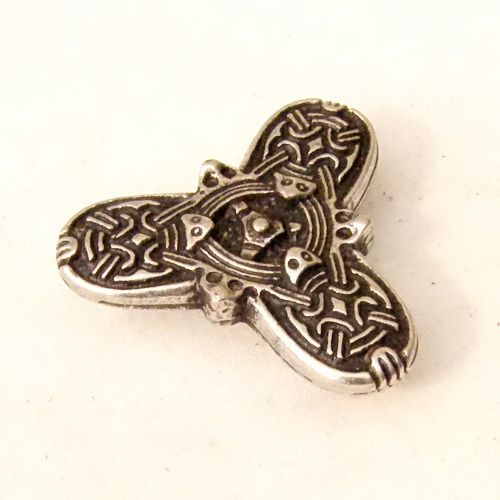 [5242-001] Wikinger-Riemenverteiler „Kleeblatt“ im Borrestil – Replik nach einem Fund aus Smolensk (silber)