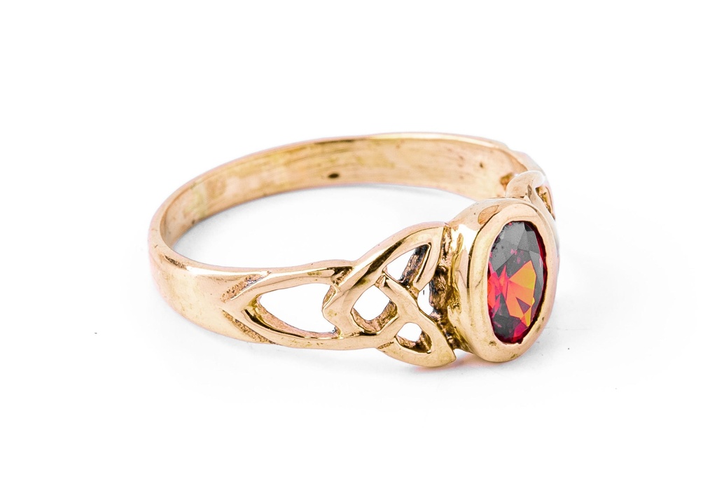 Celtic Ring BRIGANTIA aus Bronze – 7 mm Keltischer Ring mit rotem Granat-Zirkonia 