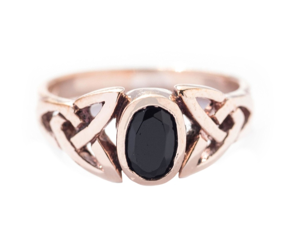 Celtic Ring BRIGANTIA aus Bronze – 7 mm Keltischer Knoten mit schwarzem Kristall