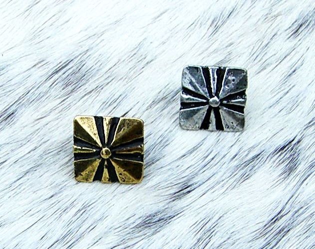 [08 Ma-0 Quadrat.si] Mittelalterliche Zierniete „Quadrat“ (XS) – Replik eines spätmittelalterlichen Gürtelbeschlags (silber)