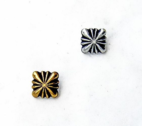 [08 Ma-0 Kissen.me] Mittelalterliche Zierniete „Kissen“ (XS) – Replik eines dekorativen Gürtelbeschlags (bronze)