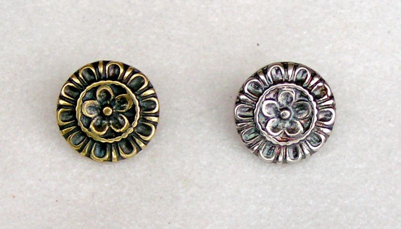 [08 Ma-1 Floral.me] Mittelalter-Zierniete „Floral“ (S) – Blütenförmiger Gürtelbeschlag des 14.–15. Jahrhunderts (bronze)