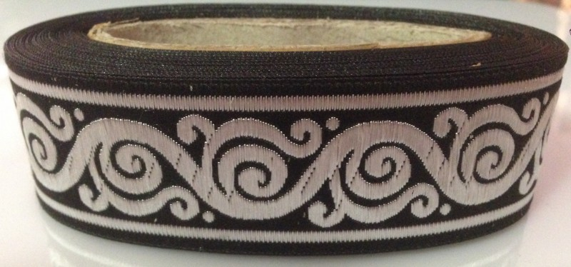 Borte Schnörkel 2 in Schwarz-Silber 33 mm- 10 m - Webborte zur Verzierung mittelalterlicher Kostüme und Larp Gewandungen