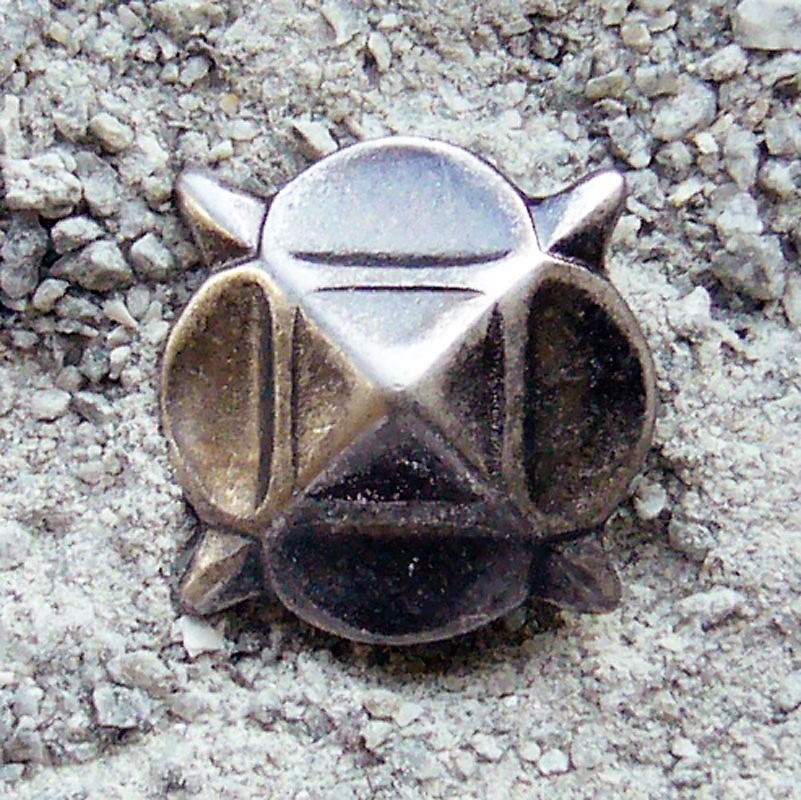 Rüstungsniete „Grönland“ eisenfarben – Pyramiden-Zierbeschlag für Mittelaltergewand & Rüstung